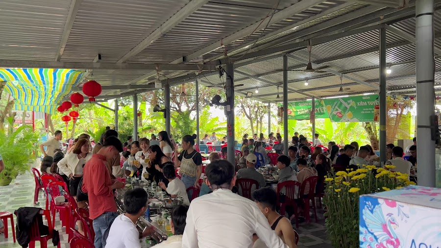Khách đông vui tại quán Xiêm Tuyết